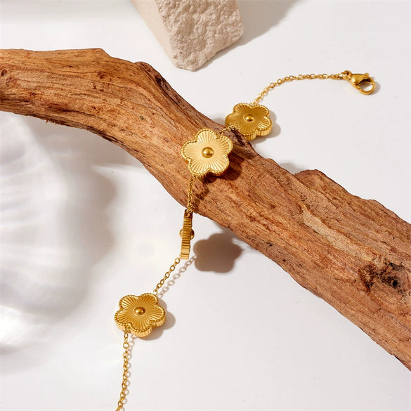 Wholesale Women's Titanium Steel Gold Plated Flower Connection Chain Bracelet With Electroplating Process