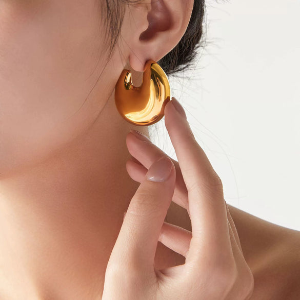 Wholesale Women's Titanium Steel 18K Gold Plated Geometric C Shaped Hollow Bright 3D Earrings With Simple Design And Electroplating Process