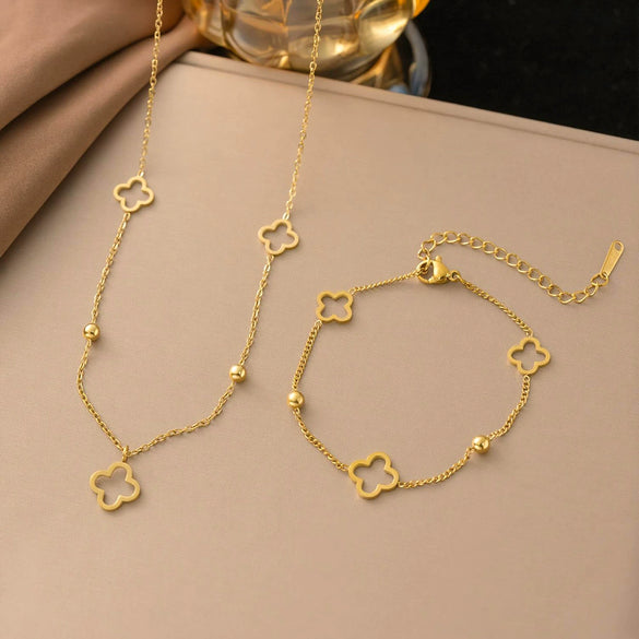 Wholesale Women's Titanium Steel Necklace With 18K Real Gold Plating Geometric And Flower Diamond Pattern Hollow Four Leaf Clover Pendant And Flash O Chain