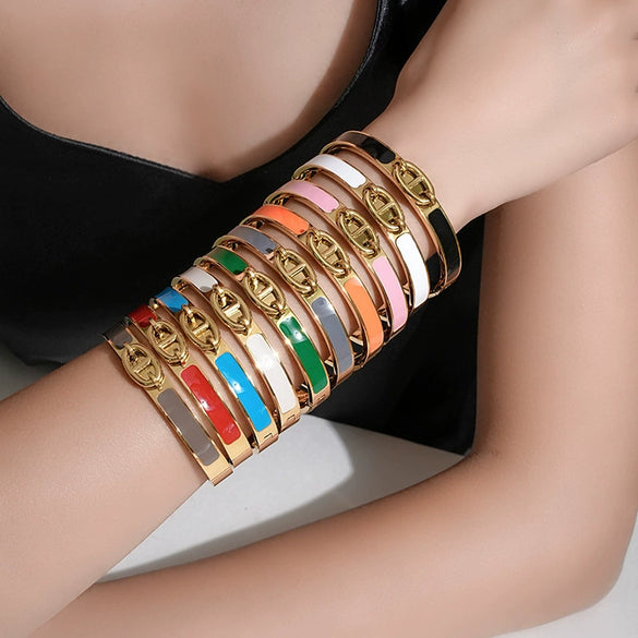Wholesale Women's Titanium Steel Pig Nose Design Bracelet With 18K Vacuum Furnace Electroplating Modern Minimalist Style