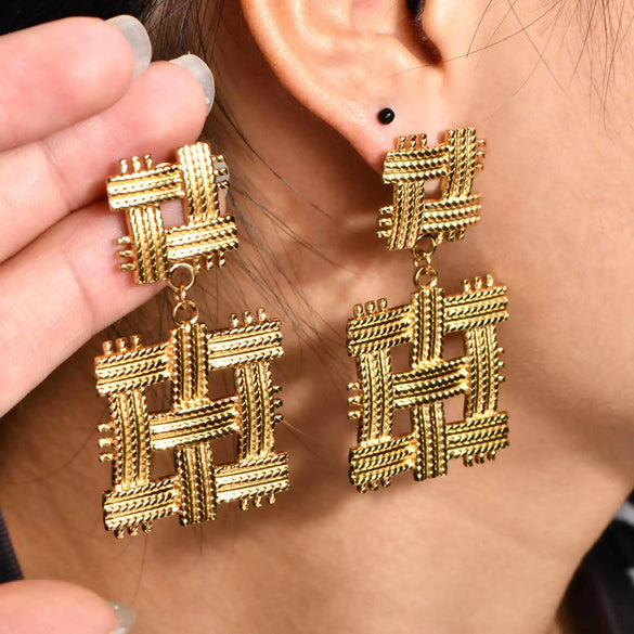 Wholesale Women's Titanium Steel Retro Palace Style Geometric Tassel Earrings With Electroplating Treatment