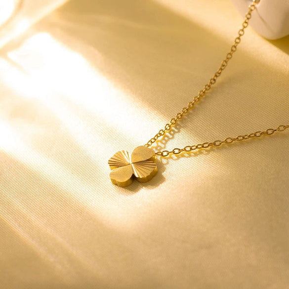 Wholesale Women's Titanium Steel Simple Flower Clover Pendant Necklace With Electroplating And Ochain