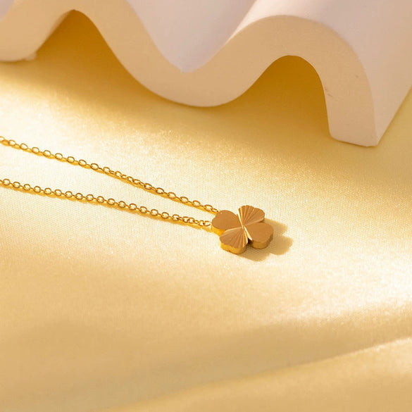 Wholesale Women's Titanium Steel Simple Flower Clover Pendant Necklace With Electroplating And Ochain