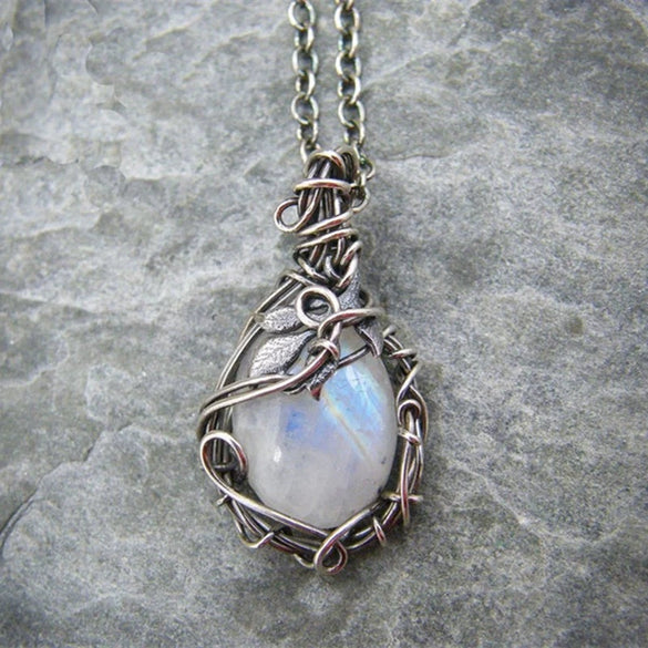 Wholesale Women's Vintage Geometric Moonstone Necklace Made Of Alloy With Electroplating