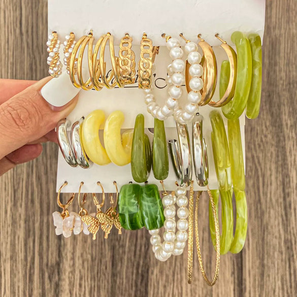 Wholesale Women's Vintage Pearl Leopard Acrylic Cshaped Earrings Set Alloy Acrylic Pearl Material With Geometric Style And Electroplating