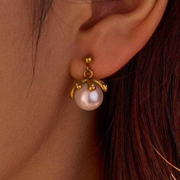 Wholesale Women's Vintage Titanium Steel And Stainless Steel Goldplated Petals Inlaid With Zircon Pearl Pendant Earrings