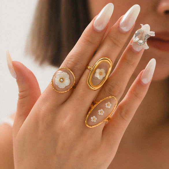 Wholesale Women's White Flower Ring In Titanium Steel With Vacuum Plating Non Fading High End Sense