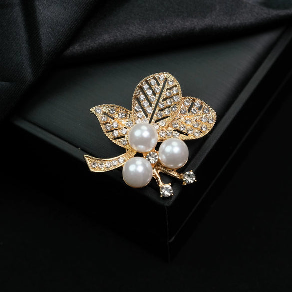 Wholesale Women's Zinc Alloy Brooch With Flower And Leaves Pattern Electroplated And Inlaid With Rhinestone Pearl