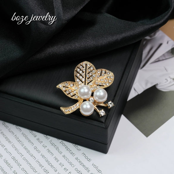 Wholesale Women's Zinc Alloy Brooch With Flower And Leaves Pattern Electroplated And Inlaid With Rhinestone Pearl