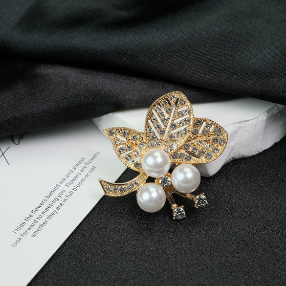 Wholesale Women's Zinc Alloy Brooch With Flower And Leaves Pattern Electroplated And Inlaid With Rhinestone Pearl