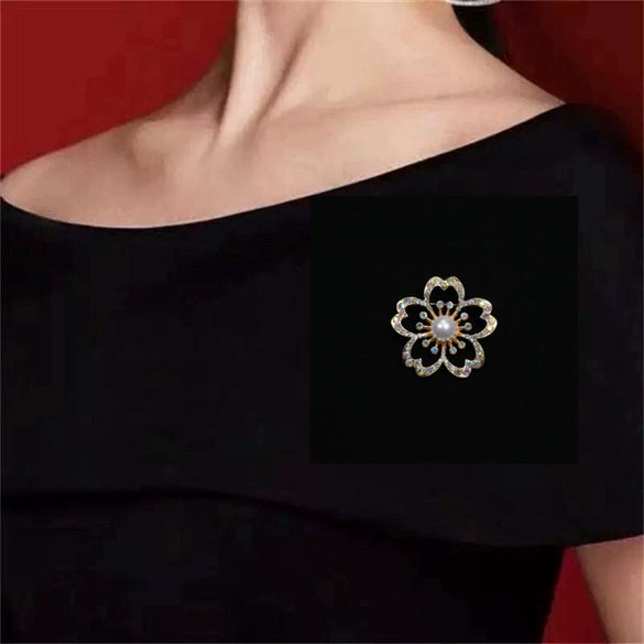 Wholesale Women's Zinc Alloy Flower Shaped Electroplated Brooch Accessories