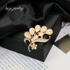 Wholesale Women's Zinc Alloy Leaf Shaped Simple Style Brooch With Electroplating