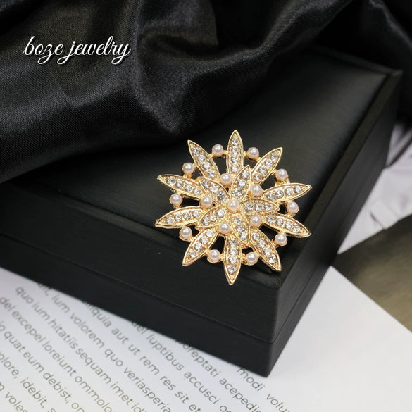 Wholesale Zinc Alloy Brooch With Flower Pattern Simple Style Electroplating Process Suitable For Men And Women