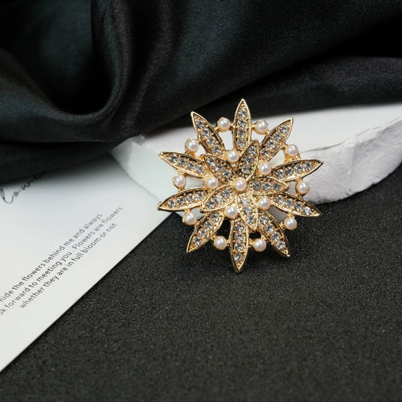 Wholesale Zinc Alloy Brooch With Flower Pattern Simple Style Electroplating Process Suitable For Men And Women