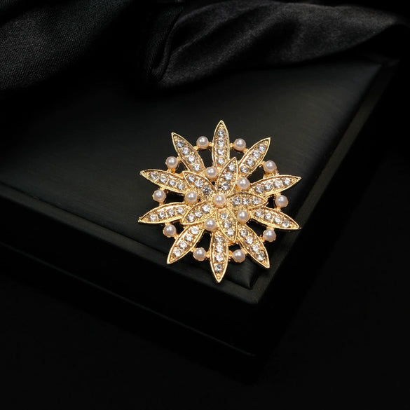 Wholesale Zinc Alloy Brooch With Flower Pattern Simple Style Electroplating Process Suitable For Men And Women