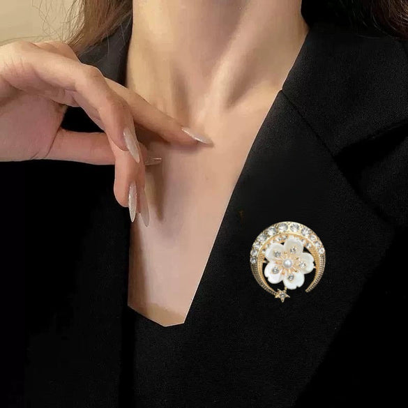 Wholesale Zinc Alloy Flower Brooch With Electroplating Simple Elegant For Clothing Accessories