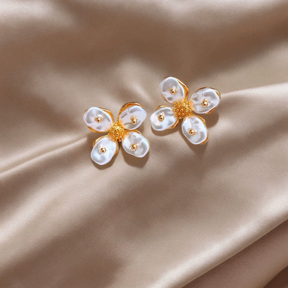 Wholesale Zinc Alloy Flower Earrings For Women Electroplated Sweet Design
