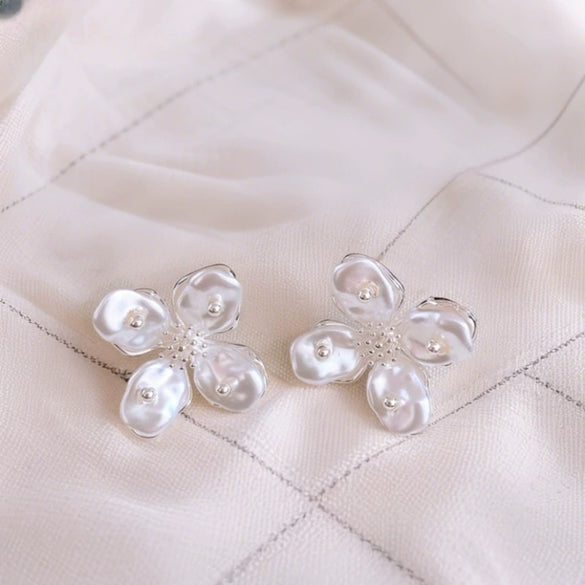 Wholesale Zinc Alloy Flower Earrings For Women Electroplated Sweet Design