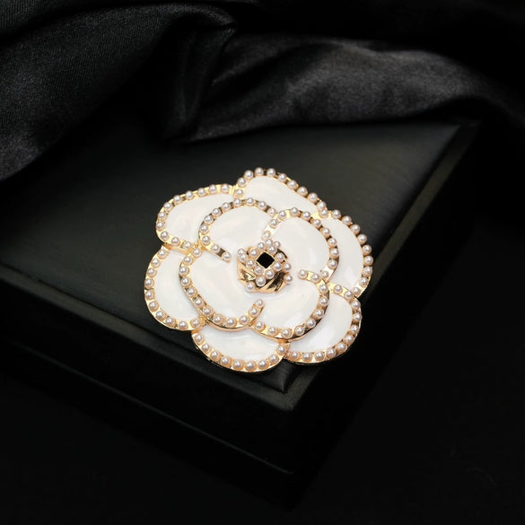 Wholesale Zinc Alloy Flower Shaped And Patterned Electroplated Brooch For Women As Silk Scarf Buckle And Suit Pin Accessories
