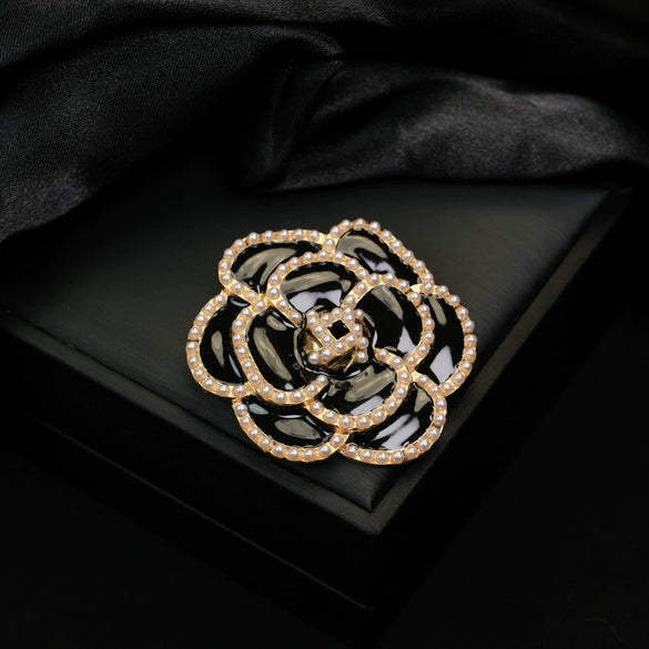 Wholesale Zinc Alloy Flower Shaped And Patterned Electroplated Brooch For Women As Silk Scarf Buckle And Suit Pin Accessories