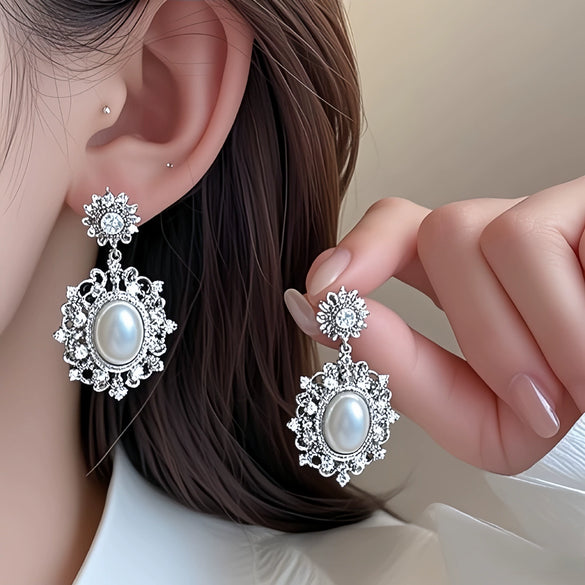 Wholesale Zinc Alloy Rhinestone Pearl Electroplated Geometric Oval Hollow Women's Earrings Retro Elegant Light Luxury