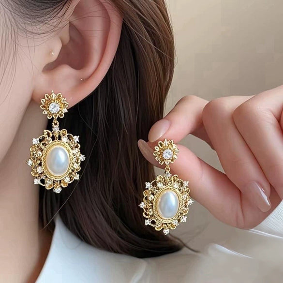 Wholesale Zinc Alloy Rhinestone Pearl Electroplated Geometric Oval Hollow Women's Earrings Retro Elegant Light Luxury