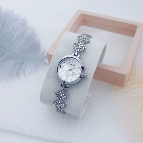 Women's Alloy Bracelet Quartz Watch Fashion Round Dial Mineral Reinforced Glass Mirror Stainless Steel Buckle
