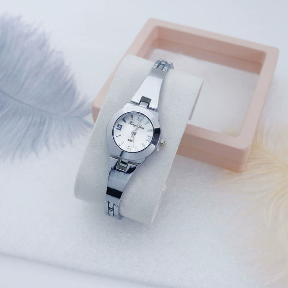 Women's Alloy Bracelet Quartz Watch Fashion Round Dial Mineral Reinforced Glass Mirror Stainless Steel Buckle
