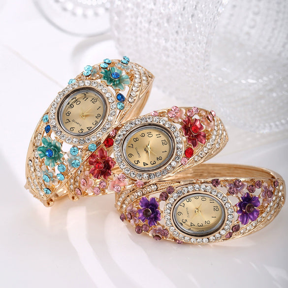 Women's Alloy Bracelet Watch With Decorative Flower And Round Dial Fashion Style