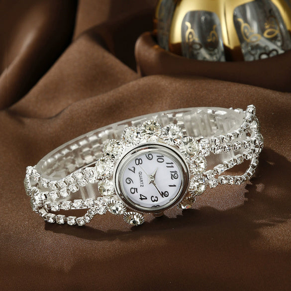 Women's Alloy Bracelet Watch With Round Dial And Stainless Steel Clasp