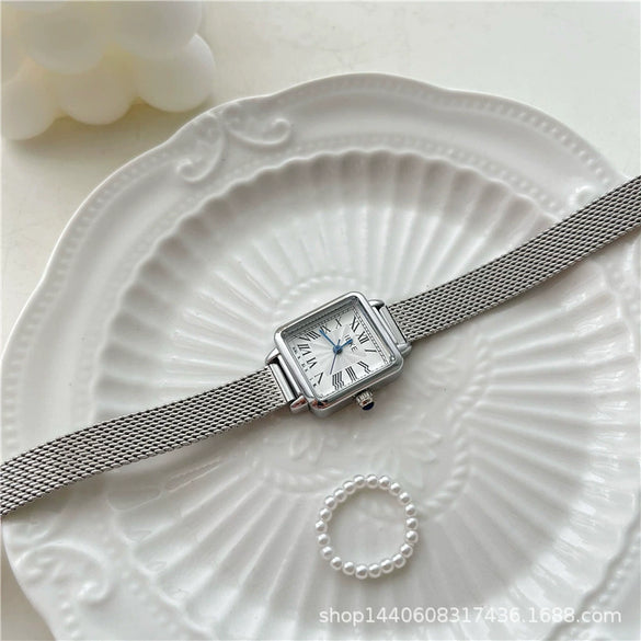 Women's Alloy Case Ordinary Glass Mirror Fashion Simple Small Square Retro Quartz Watch