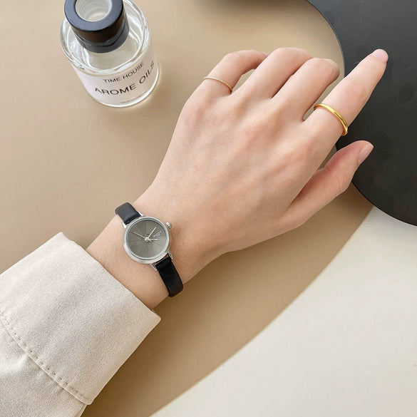 Women's Alloy Case Quartz Watch Round Dial Leisure Style