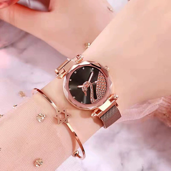 Women's Alloy Casual Round Dial Magnet Buckle Quartz Watch