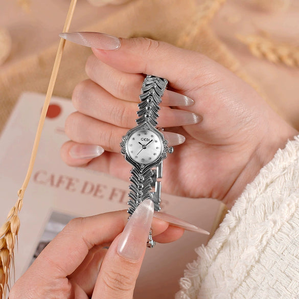 Women's Alloy Chain Round Dial Motherofpearl Quartz Watch With Fishtail Hand And Spiral Crown