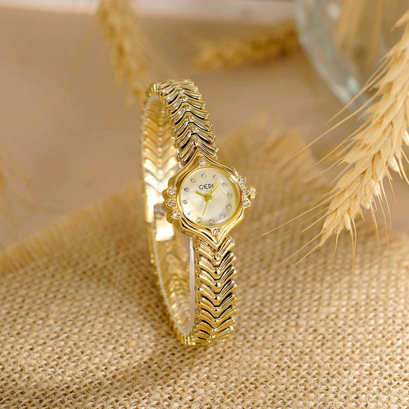 Women's Alloy Chain Round Dial Motherofpearl Quartz Watch With Fishtail Hand And Spiral Crown