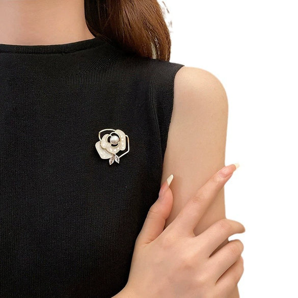 Women's Alloy Flower Camellia Pearl Electroplated Brooch Highend Allmatch Pin Suit Clothes Antilight Accessory