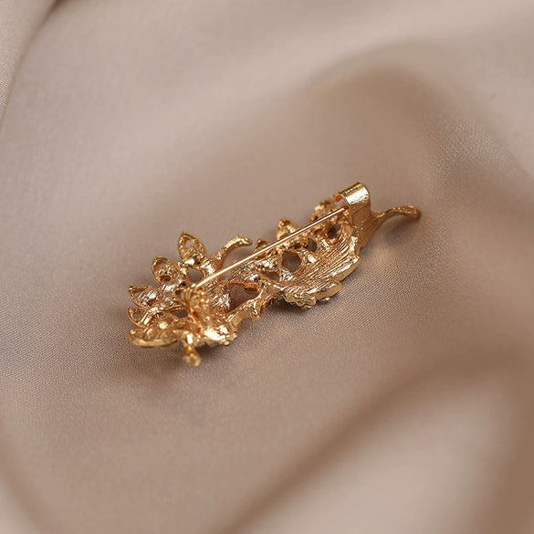 Women's Alloy Flower Leaf Diamond Encrusted Electroplated Brooch Accessories