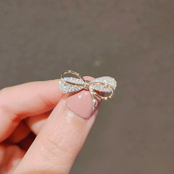 Women's Alloy Flower Pattern Electroplated Vneck Antilight Brooch Decorative Pin