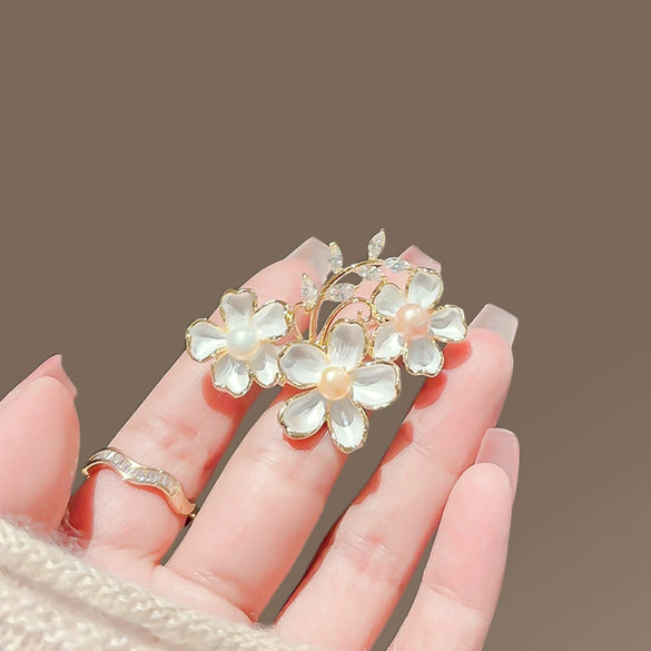 Women's Alloy Flower Pearl Brooch With Electroplating Treatment