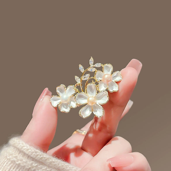 Women's Alloy Flower Pearl Brooch With Electroplating Treatment