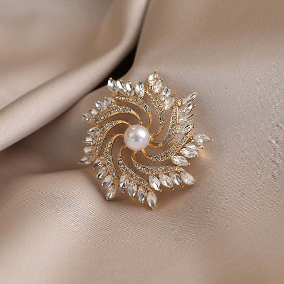 Women's Alloy Flower Rhinestone Electroplated Wreath Brooch Accessories