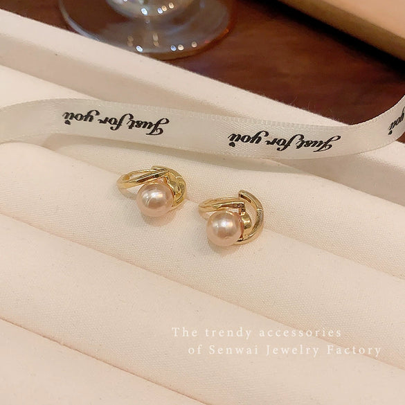 Women's Alloy Geometric Earrings With Electroplating Light Luxury Niche Elegant Maillard Color Irregular Champagne Pearl Ear Buckle