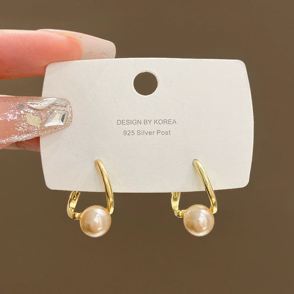 Women's Alloy Geometric Earrings With Electroplating Light Luxury Niche Elegant Maillard Color Irregular Champagne Pearl Ear Buckle