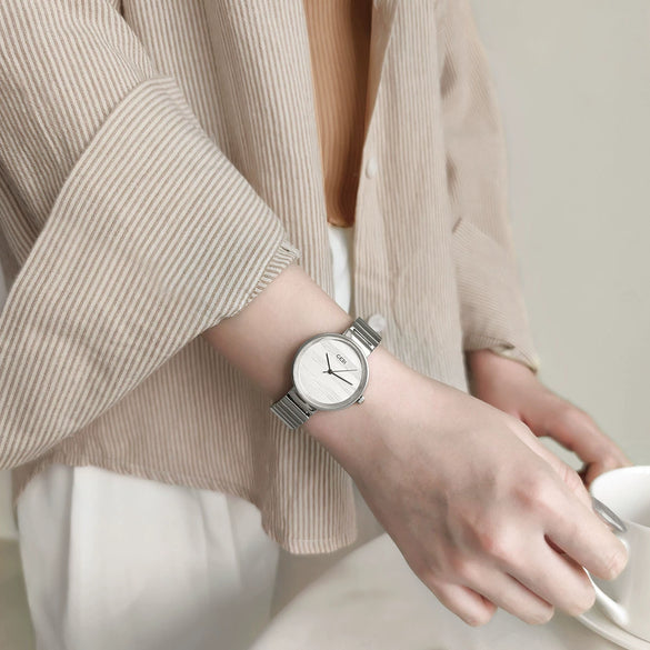 Women's Alloy Gold Watch Fashion Retro Style Round Dial Mineral Strengthened Glass Mirror Rose Gold Clasp Waterproof