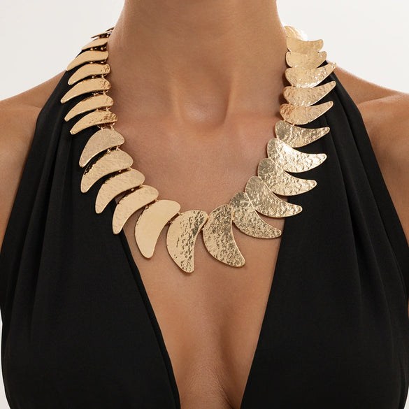 Women's Alloy Hammered Crescent Geometric Necklace With Textured Wide Chain Spliced Design And Plated Punk Style