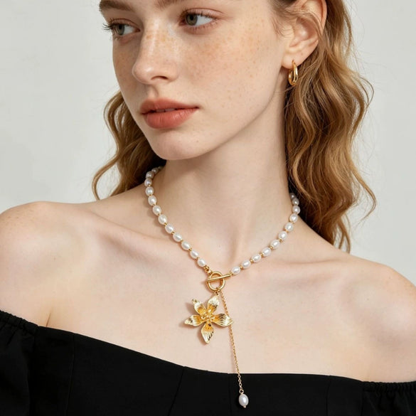 Women's Alloy Imitation Pearl Necklace With Geometric Flower Pendant And Polished Electroplated Chain Jewelry