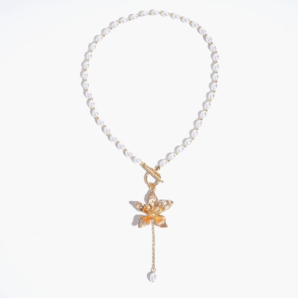 Women's Alloy Imitation Pearl Necklace With Geometric Flower Pendant And Polished Electroplated Chain Jewelry