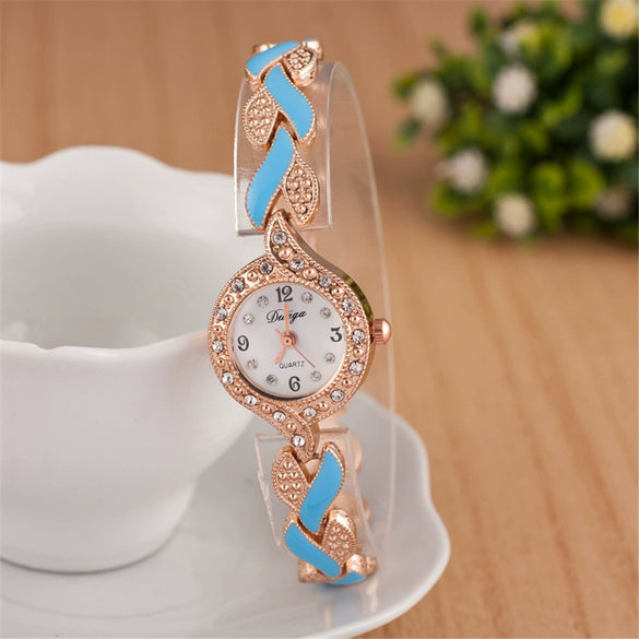 Women's Alloy Leaf Pendant Bracelet Quartz Watch Jewelry Set With Round Dial And Stainless Steel Buckle