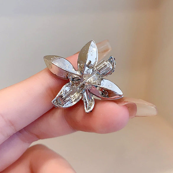 Women's Alloy Maple Leaf Brooch With Sapphire Crystal Diamond Electroplated Light Luxury Design Fashion Accessories