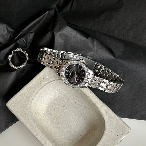 Women's Alloy Ordinary Glass Mirror Round Dial Fashion Quartz Watch With Blue Daisy Design